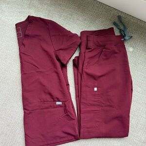 Women’s FIGS scrubs - Petite Small Cargo Pants and Small 2 pocket top